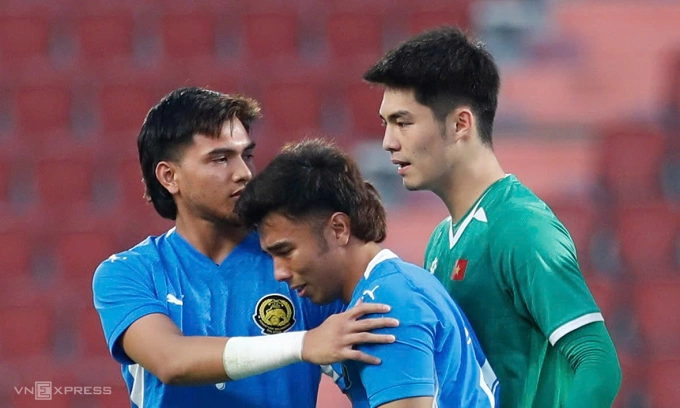 Thủ môn Trần Trung Kiên (phải) động viên Sharani Zulhilmi sau trận Việt Nam thắng Malaysia ở lượt cuối bảng B bóng đá nam SEA Games 33 trên sân Rajamangala, thành phố Bangkok, Thái Lan chiều 11/12/2025. Ảnh: Hiếu Lương