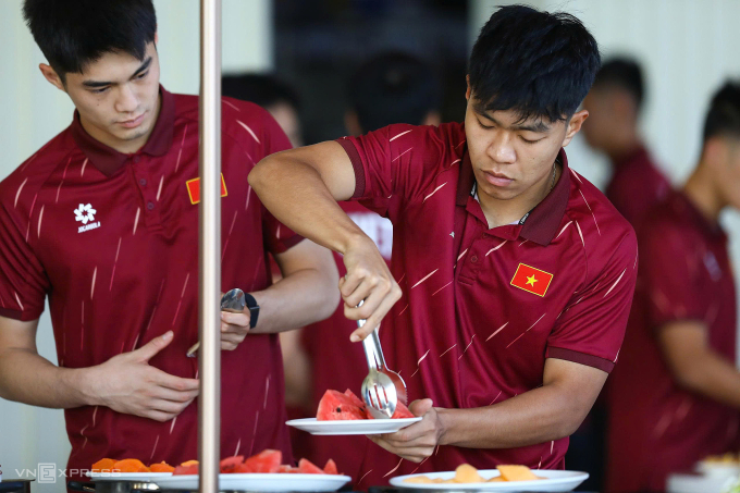 Các cầu thủ U22 Việt Nam dùng bữa tại khách sạn ở Bangkok, Thái Lan vào ngày 4/12/2025. Ảnh: Trung Thu