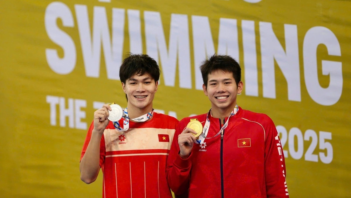 Quang Thuấn (phải) mừng tấm HC vàng, còn Hưng Nguyên mừng HC bạc. Hai kình ngư Việt Nam đổi màu huy chương so với kỳ SEA Games trước, ở nội dung 400 m hỗn hợp nam. Ảnh: Hiếu Lương