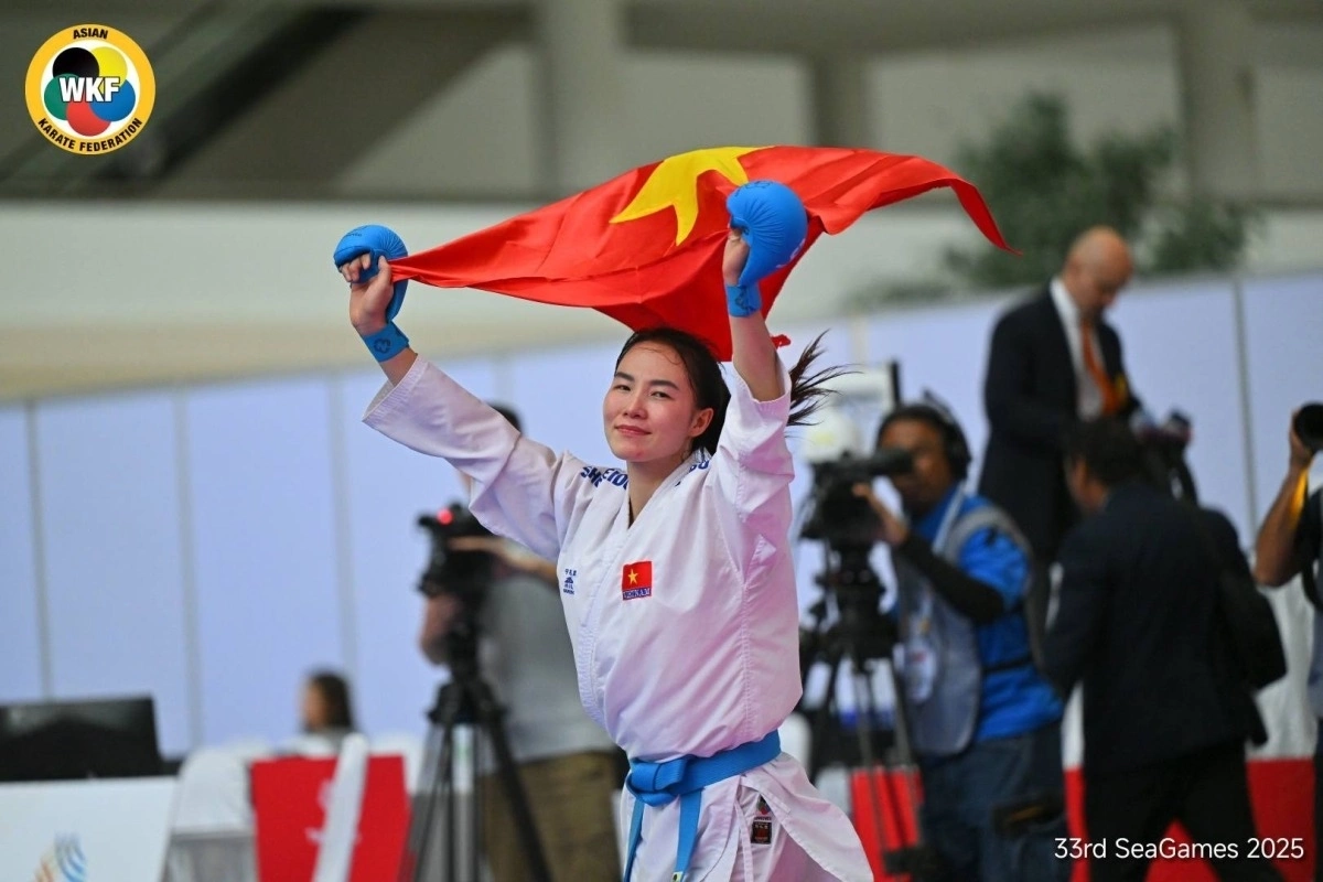 Võ sĩ Đinh Thị Hương mừng sau khi thắng đối thủ Indonesia Yefanza 8-5 trong trận chung kết kumite -68kg. Ảnh: AKF