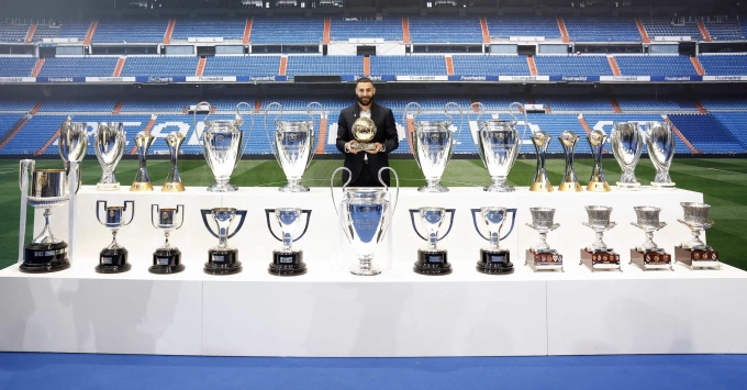 Benzema và những danh hiệu giành được khi còn khoác áo Real, trong đó có 5 Champions League.