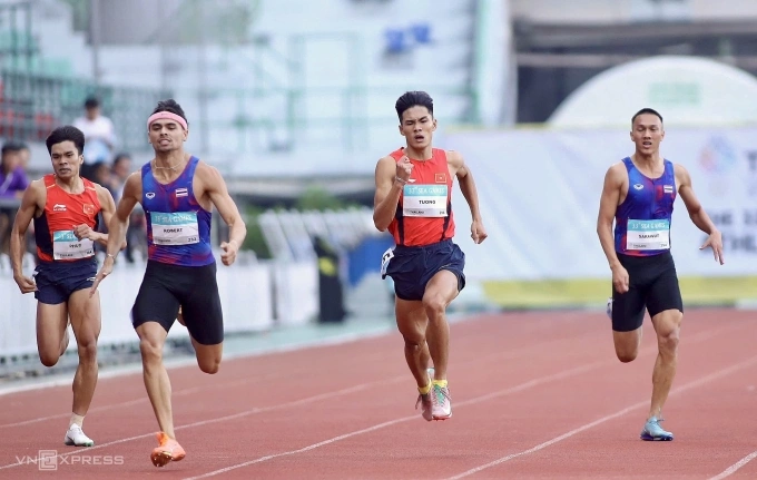 VĐV Việt Nam Tạ Ngọc Tưởng và VĐV Thái Lan Joshua Atkinson (thứ hai và ba từ phải sang) thi đấu ở chung kết 400m nam môn điền kinh SEA Games 33, trên sân Supachalasai ở Thái Lan ngày 12/12/2025. Ảnh: Đức Đồng