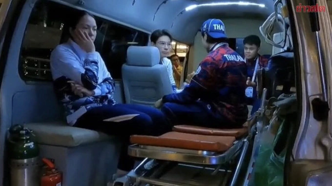 8 VĐV Thái Lan bị ngộ độc được đưa tới tới Bệnh viện Chonburi để điều trị và xác định nguyên nhân. Ảnh: Khaosod