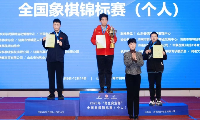 Vương Vũ Bác (áo đỏ) nhận chức vô địch cờ tướng cá nhân Trung Quốc tại thành phố Tế Nam, tỉnh Sơn Đông, Trung Quốc chiều 13/12/2025. Ảnh: 01xq