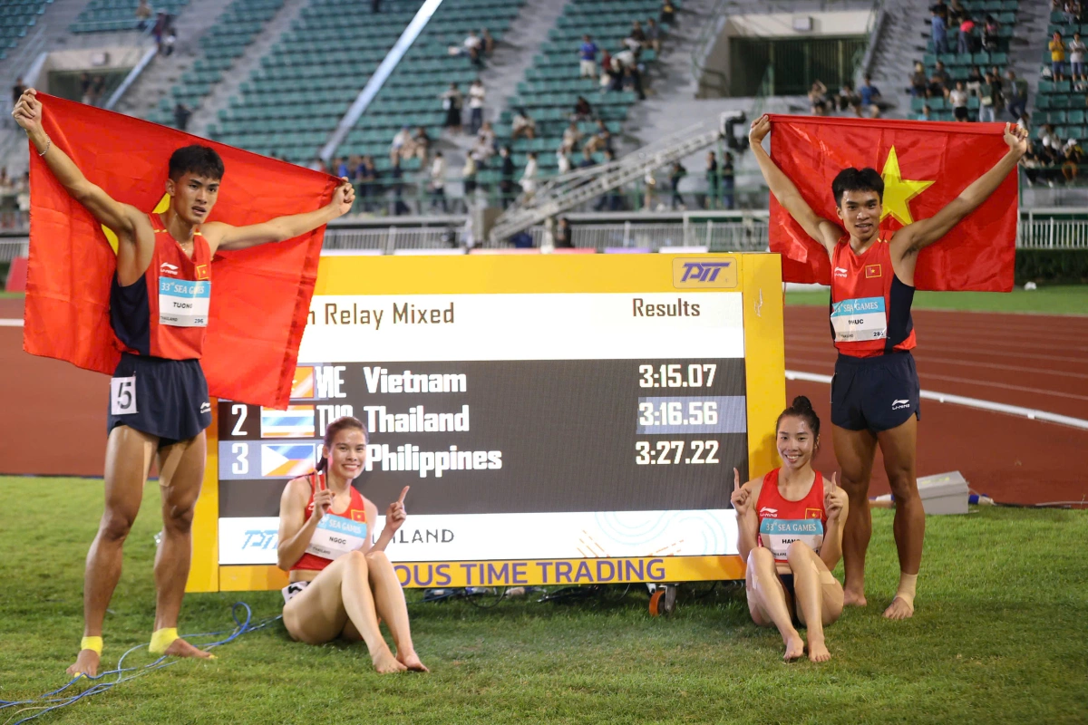 Tạ Ngọc Tưởng, Nguyễn Thị Ngọc, Lê Ngọc Phúc và Nguyễn Thị Hằng mừng kỷ lục SEA Games. Ảnh: Đức Đồng