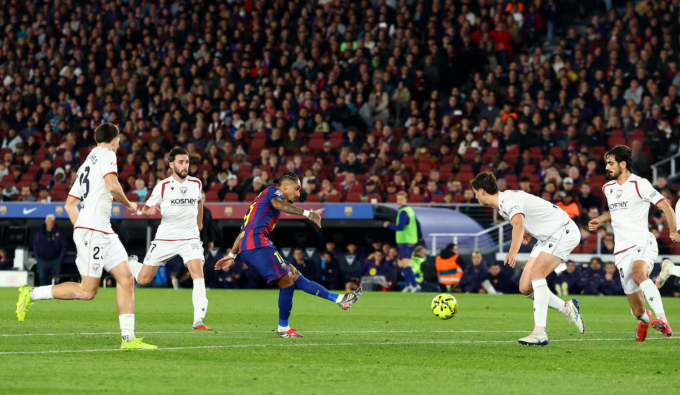 Raphinha ghi bàn mở tỷ số. Ảnh: Reuters