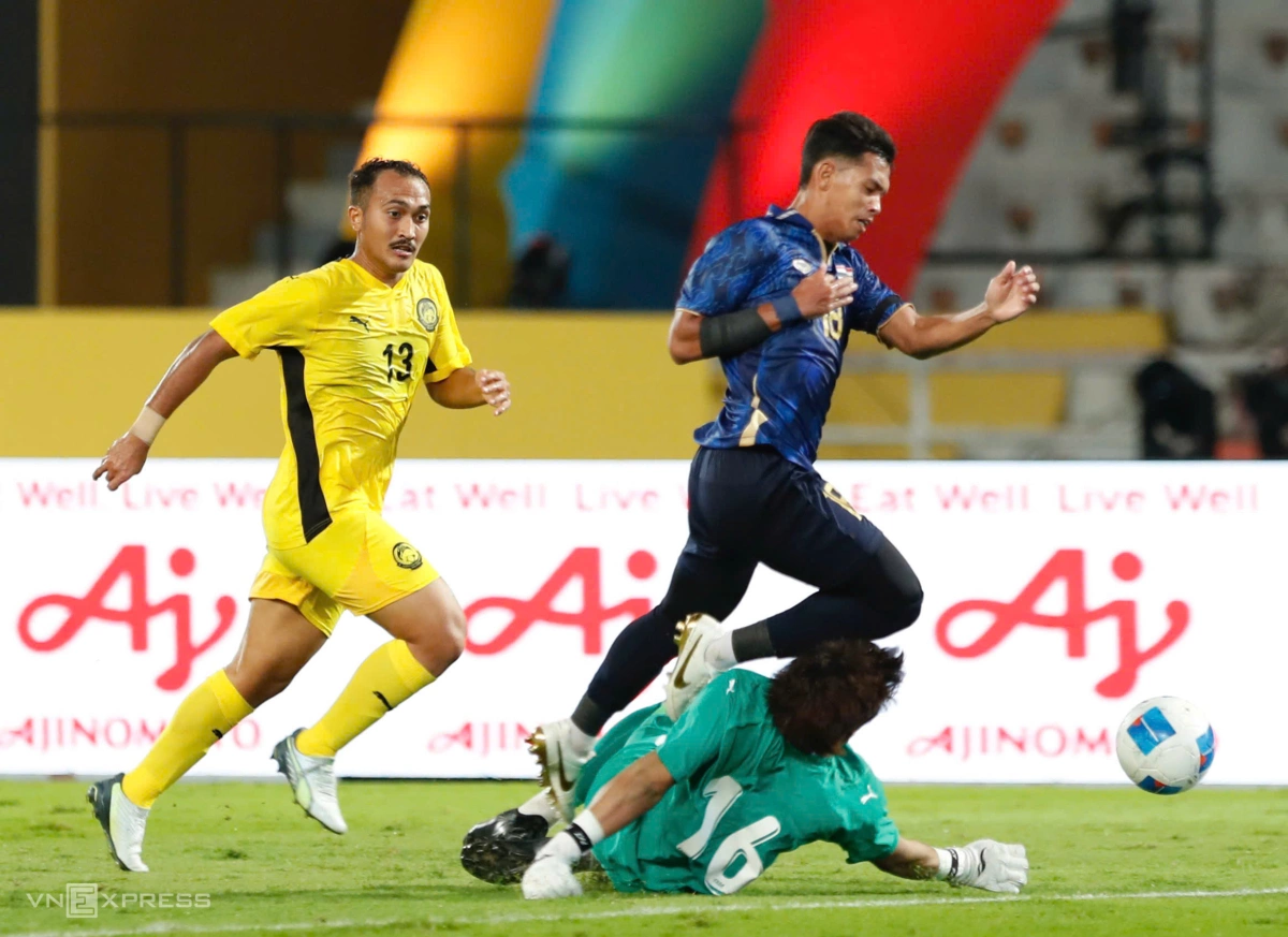 Thái Lan (áo xanh) giành chiến thắng trước Malaysia ở bán kết môn bóng đá nam trên sân Rajamangala tối 15/12/2025. Ảnh: Đức Đồng