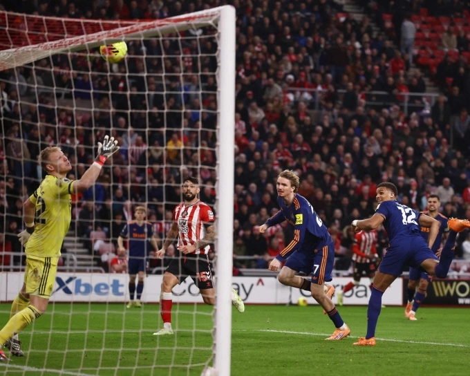 Nick Woltemade (thứ hai từ phải sang) đánh đầu phản lưới nhà, khiến Newcastle thua Sunderland 0-1 ngày 14/12. Ảnh: Reuters