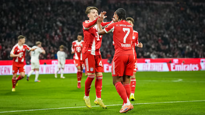 Lennart Karl mừng bàn mở tỷ số cùng Serge Gnabry trong trận Bayern hòa Mainz 2-2 ở vòng 14 Bundesliga trên sân Allianz, Munich, Đức ngày 14/12/2025. Ảnh: FC Bayern
