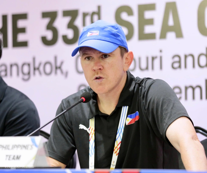 HLV Philippines Garrath McPherson tham dự họp báo sau trận thua Việt Nam 0-2 ở bán kết bóng đá nam SEA Games 33, trên sân Rajamangala ở Bangkok, Thái Lan ngày 15/12/2025. Ảnh: Hiếu Lương