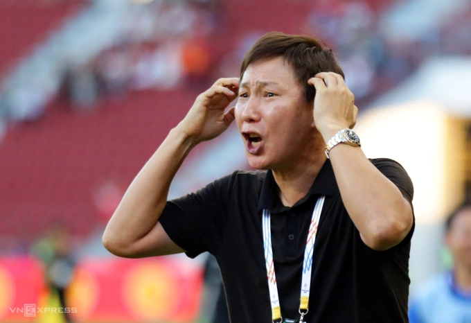 HLV Kim Sang-sik chỉ đạo trong trận Việt Nam thắng Philippines 2-0 ở bán kết bóng đá nam SEA Games 33 trên sân Rajamangala ở Bangkok, Thái Lan ngày 15/12/2025. Ảnh: Hiếu Lương