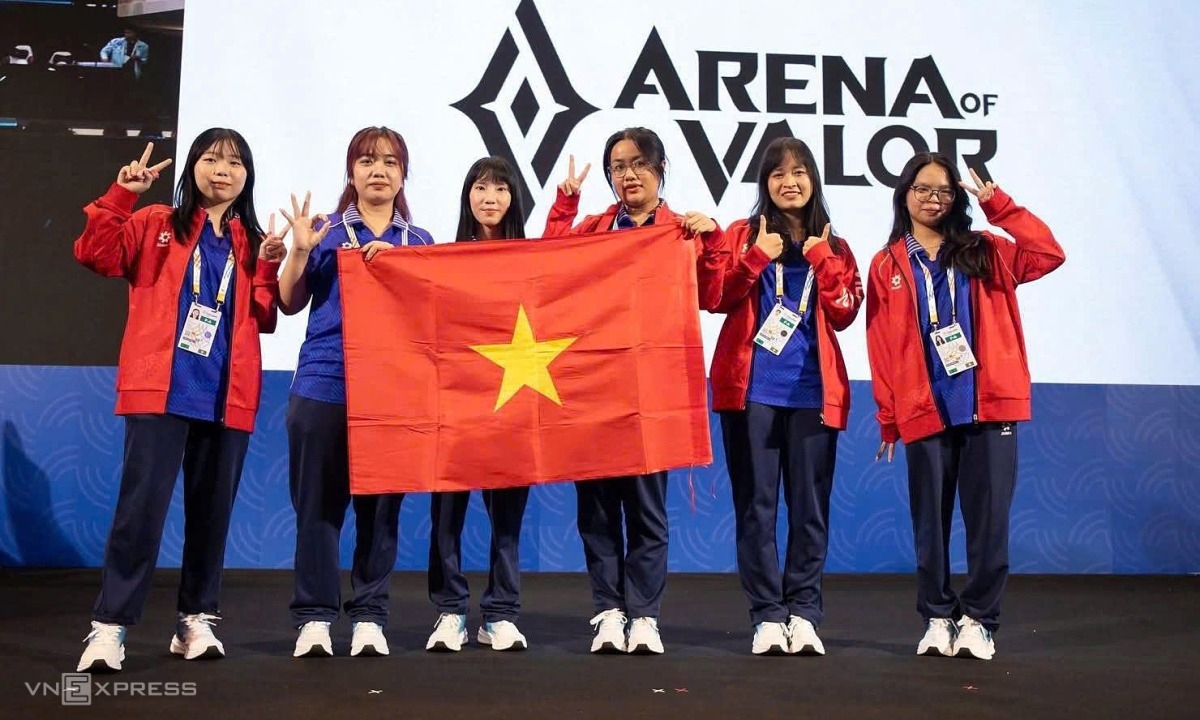 Đội tuyển Liên Quân Mobile nữ Việt Nam mừng HC vàng. Ảnh: Hữu Bình