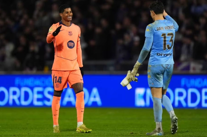 Marcus Rashford bắt tay thủ môn Guadalajara sau trận. Ảnh: AFP