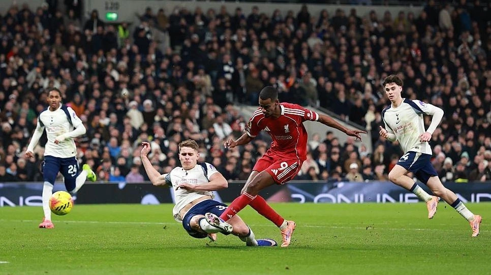 Liverpool thắng 9 người Tottenham ở Ngoại hạng Anh - Báo VnExpress Thể thao