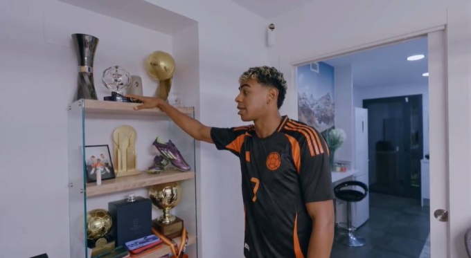 Yamal khởi nghiệp YouTuber Yamal giới thiệu các thành tích cá nhân trong ngôi nhà. Ảnh: Youtube