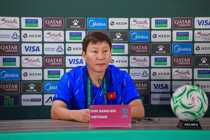 HLV Kim Sang-sik tham dự họp báo trước trận Việt Nam gặp Jordan tại vòng chung kết U23 châu Á 2026, vào ngày 5/1/2026. Ảnh: Ted Trần