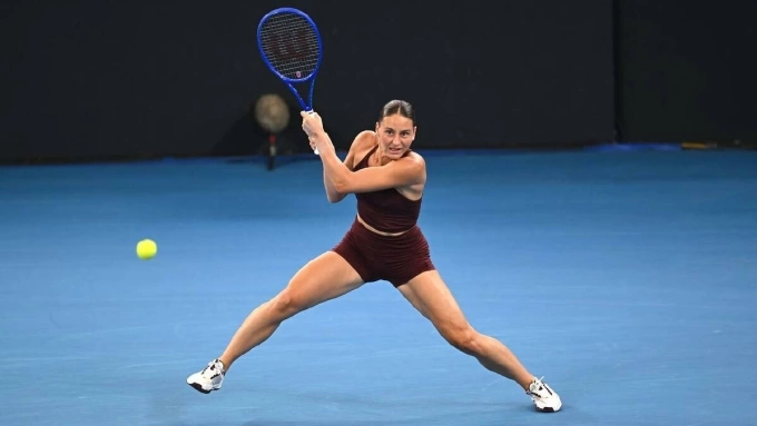 Kostyuk đánh trái tay trong trận gặp Sabalenka hôm 11/1.