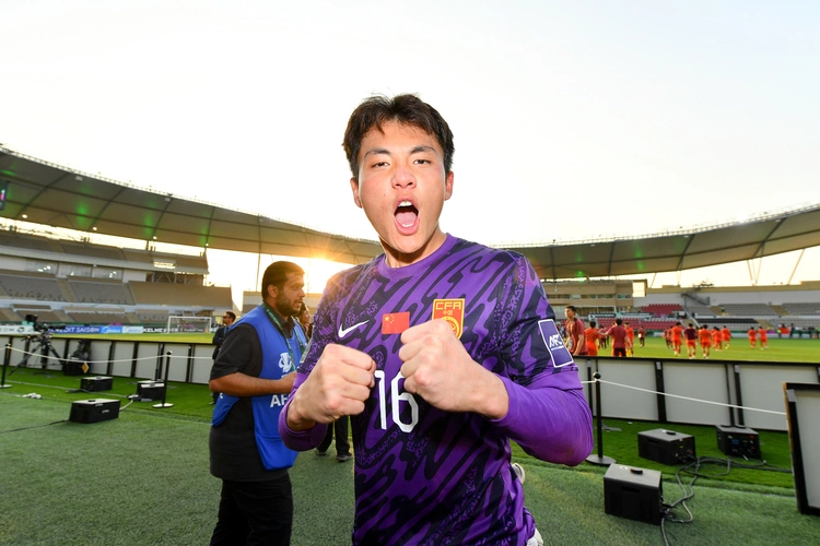 Li Hao và chai nước