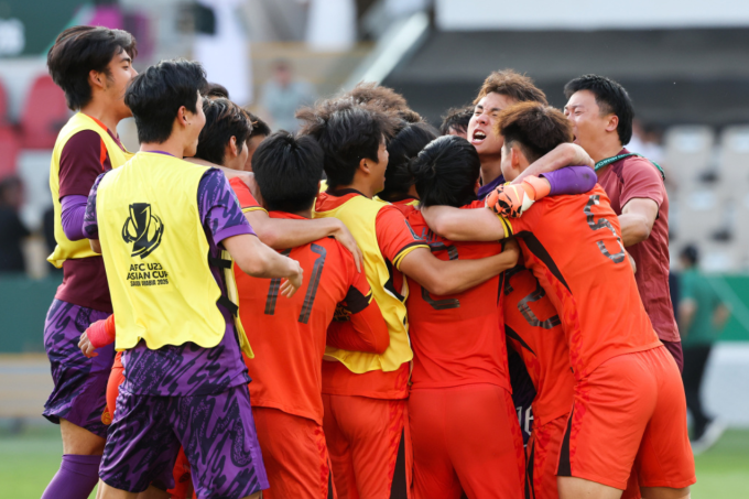 Li Hao và các đồng đội ăn mừng