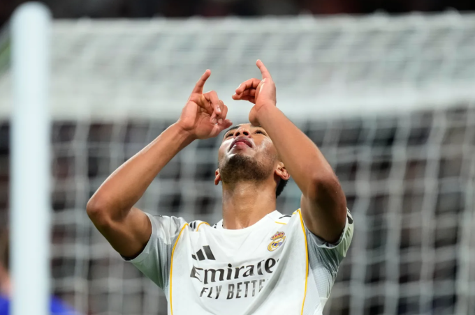 Jude Bellingham mừng bàn trong trận thắng Monaco Jude Bellingham ăn mừng bàn thắng