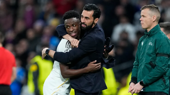 Vinicius ôm HLV Alvaro Arbeloa sau khi ghi bàn trong trận Real Madrid thắng Monaco 6-1 ở lượt bảy Champions League ngày 20/1/2026. Vinicius ăn mừng cùng HLV Alvaro Arbeloa
