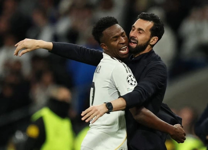 Vinicius và HLV Arbeloa mừng bàn trong trận Real 6-1 Monaco ở lượt bảy vòng bảng Champions League tối 20/1. Vinicius ăn mừng bàn thắng Real vs Monaco