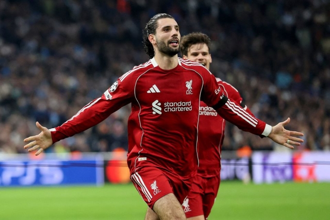 ... rồi ăn mừng cùng các đồng đội trong trận thắng Marseille. Szoboszlai cùng các đồng đội ăn mừng bàn thắng trước Marseille