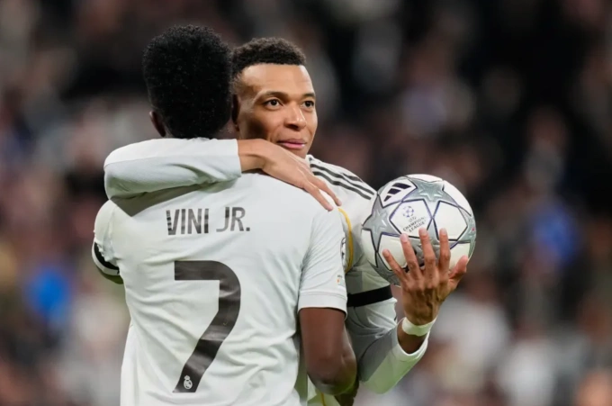 Kylian Mbappe ôm Vinicius sau khi ghi bàn thứ hai trong trận Real Madrid thắng Monaco 6-1 ở vòng bảng Champions League ngày 20/1/2026. Ảnh: AP Mbappe ăn mừng cùng Vinicius sau bàn thắng Champions League