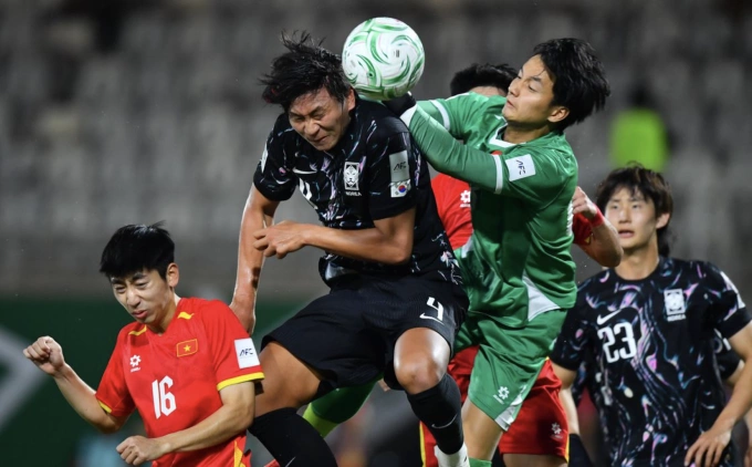 Thủ môn Cao Văn Bình (áo xanh) thi đấu trong trận Việt Nam thắng Hàn Quốc ở giải U23 châu Á 2026. Ảnh: AFC