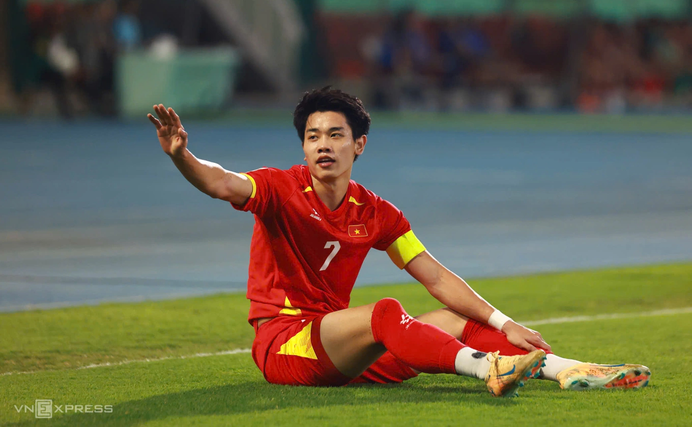 Đình Bắc dẫn đầu danh sách "Cầu thủ hay nhất giải" của AFC 1 Đình Bắc nguy cơ bị treo giò tại Asian Cup 2027 - Báo VnExpress Thể thao
