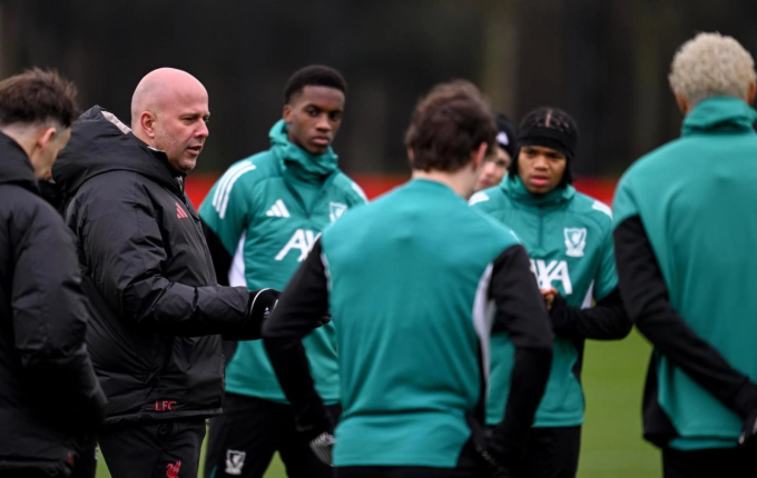 HLV Arne Slot chỉ đạo buổi tập của Liverpool ngày 27/1. HLV Arne Slot chỉ đạo buổi tập của Liverpool ngày 27/1.