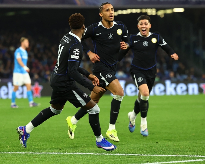 Pedro mừng khi ấn định thắng lợi 3-2 cho Chelsea trước Napoli ở lượt cuối vòng bảng Champions League trên sân Diego Maradona, Naples, Italy ngày 28/1. Pedro ăn mừng bàn thắng quyết định cho Chelsea tại sân Diego Maradona