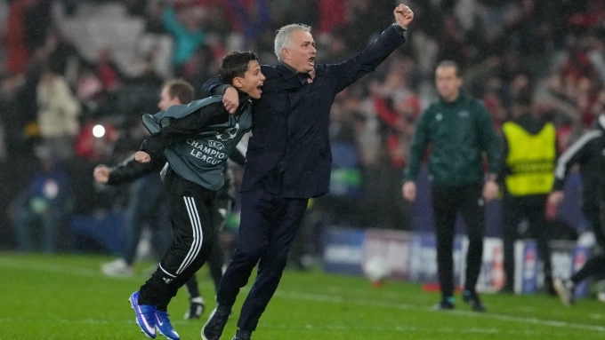 Mourinho ăn mừng cùng một cậu bé nhặt bóng sau khi Trubin ghi bàn. Mourinho ăn mừng cùng cậu bé nhặt bóng