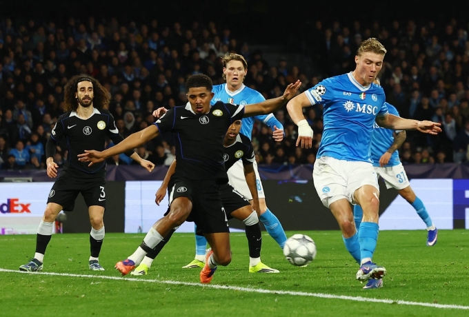 Rasmus Hojlund ghi bàn nâng tỷ số lên 2-1 cho Napoli. Rasmus Hojlund ăn mừng bàn thắng cho Napoli