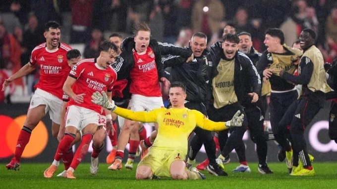 Thủ môn Trubin mừng bàn quyết định đưa Benfica vào vòng play-off Champions League khi thắng Real 4-2 ở lượt cuối vòng bảng tối 28/1 Trubin ăn mừng bàn thắng quyết định