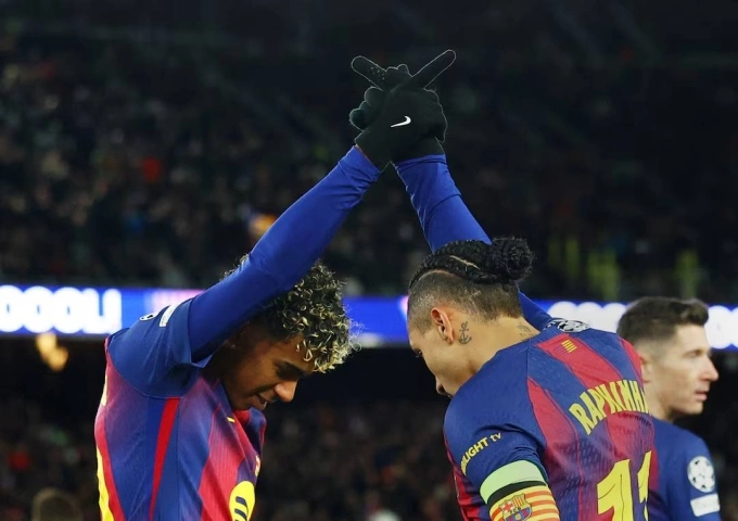 Yamal và Raphinha mừng bàn trong trận Barca 4-1 Copenhagen ở lượt cuối vòng bảng Champions League tối 28/1 Yamal và Raphinha ăn mừng bàn thắng