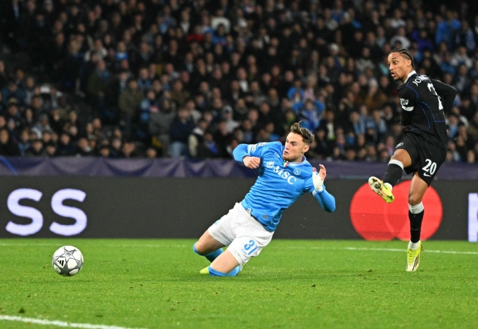 Pedro ấn định thắng lợi 3-2 cho Chelsea. Pedro ghi bàn quyết định giúp Chelsea chiến thắng