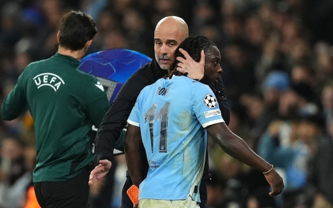 HLV Pep Guardiola ôm tiền vệ Doku trong trận Man City thắng Galatasaray trên sân Etihad, thành phố Manchester, Vương quốc Anh, lượt cuối vòng bảng Champions League tối 28/1/2026. Ảnh: PA HLV Pep Guardiola ôm tiền vệ Doku khi Man City thắng Galatasaray