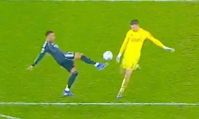 Tình huống Mbappe (trái) lấy bóng khi Trubin chuẩn bị phát lên, trong trận Real thua Benfica 2-4 trên sân Da Luz, thành phố Lisbon, Bồ Đào Nha, lượt cuối vòng bảng Champions League tối 28/1/2026. Mbappe lấy bóng khi thủ môn Trubin chuẩn bị phát