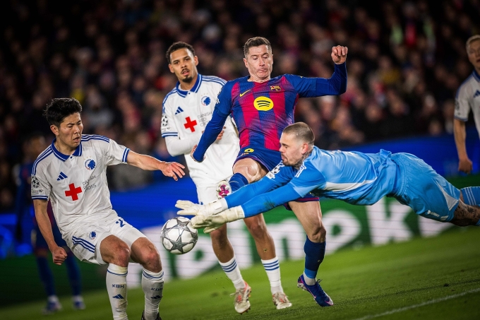 Lewandowski dứt điểm trong trận Barca thắng Copenhagen 4-1 ở lượt cuối vòng bảng Champions League trên sân Camp Nou ngày 28/1. Lewandowski dứt điểm trong trận Barca thắng Copenhagen