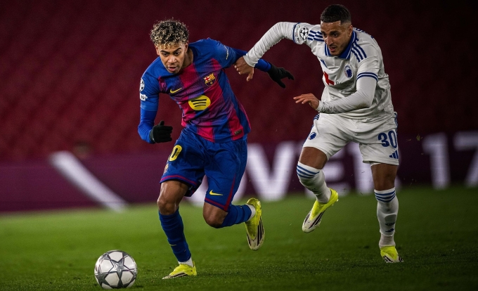 Yamal đi bóng qua một hậu vệ Copenhagen Yamal đi bóng qua một hậu vệ Copenhagen