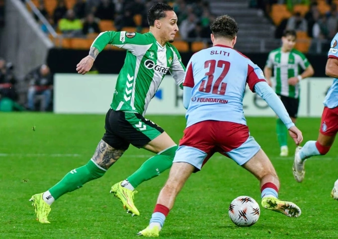Antony (trái) đi bóng trong trận Betis 2-1 Feyenoord ở lượt cuối vòng bảng Europa League tối 29/1. Ảnh: EFE