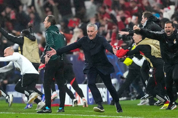 HLV Mourinho mừng chiến thắng Benfica trước Real Madrid HLV Mourinho (giữa) mừng trận Benfica thắng Real 4-2 ở lượt cuối vòng bảng Champions League tối 28/1