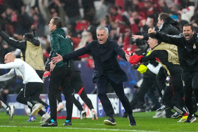 HLV Benfica Jose Mourinho mừng sau trận thắng Real Madrid 4-2 ở lượt cuối vòng bảng Champions League trên sân Da Luz, Lisbon, Bồ Đào Nha ngày 29/1/2026. Ảnh: AP HLV Benfica Jose Mourinho mừng sau trận thắng Real Madrid