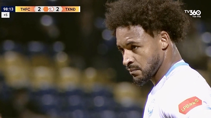 Tiền đạo Nam Định Nguyễn Xuân Son trước khi thực hiện phạt đền ở phút bù thứ 9 hiệp hai trong trận hòa Thanh Hóa 2-2 ở vòng 12 V-League 2025-2026, trên sân Thanh Hóa ngày 1/2/2026. Tiền đạo Nam Định Nguyễn Xuân Son trước phạt đền