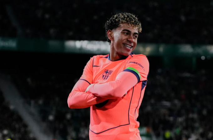 Lamine Yamal mừng bàn mở tỷ số cho Barca