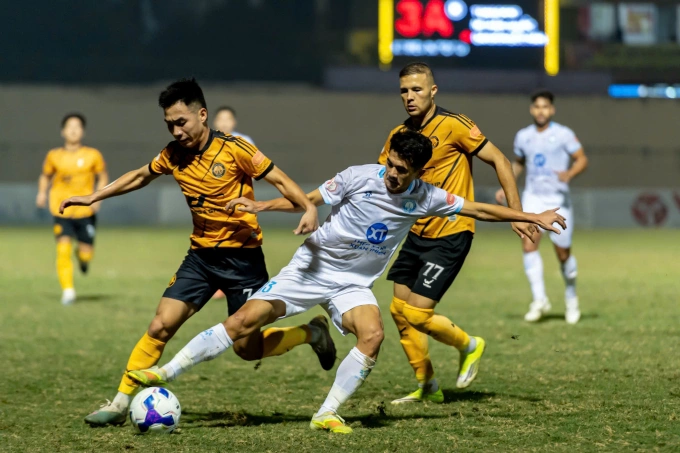 Thanh Hóa (áo vàng) ngược dòng hòa Nam Định 2-2 sau khi bị dẫn 2-0 ở vòng 12 V-League 2025-2026. Thanh Hóa ngược dòng hòa Nam Định