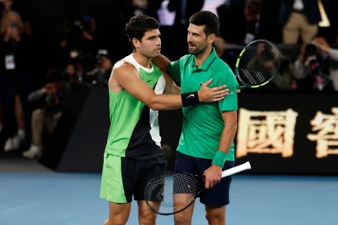 Djokovic chúc mừng Alcaraz sau chung kết Australia Mở rộng 2026 Djokovic (phải) chúc mừng Alcaraz, sau chung kết Australia Mở rộng 2026, trên sân Rod Laver, Melbourne