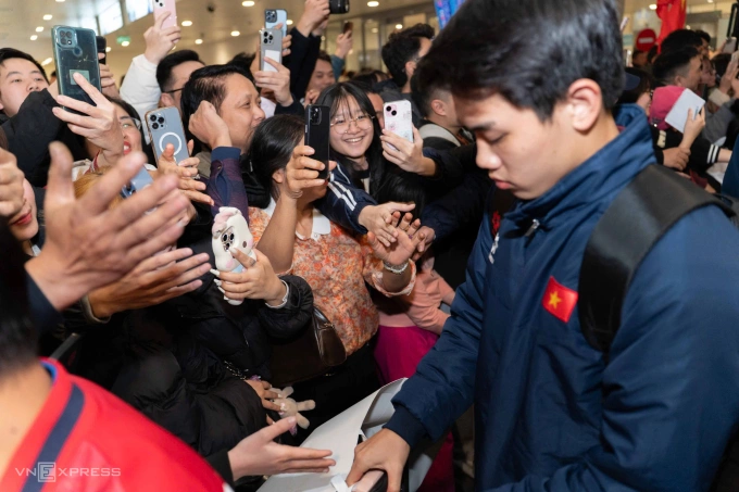 Người hâm mộ chào đón Nguyễn Đình Bắc (phải) cùng đội tuyển Quốc gia sau khi giành HC đồng U23 châu Á 2026, ở sân bay Nội Bài vào ngày 24/1/2026. Người hâm mộ chào đón Nguyễn Đình Bắc cùng đồng đội