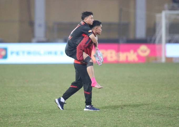 Nguyễn Thái Sơn được cõng rời sân sau trận thua Công an Hà Nội Tiền vệ CLB Ninh Bình Nguyễn Thái Sơn được cõng rời sân